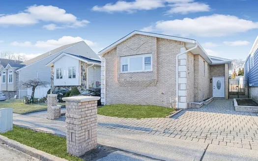 43 Country Woods Ln, Staten Island, NY 10308